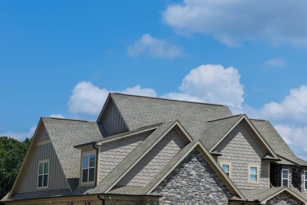 Roof construction of a building roof that is covered with asphalt shingles